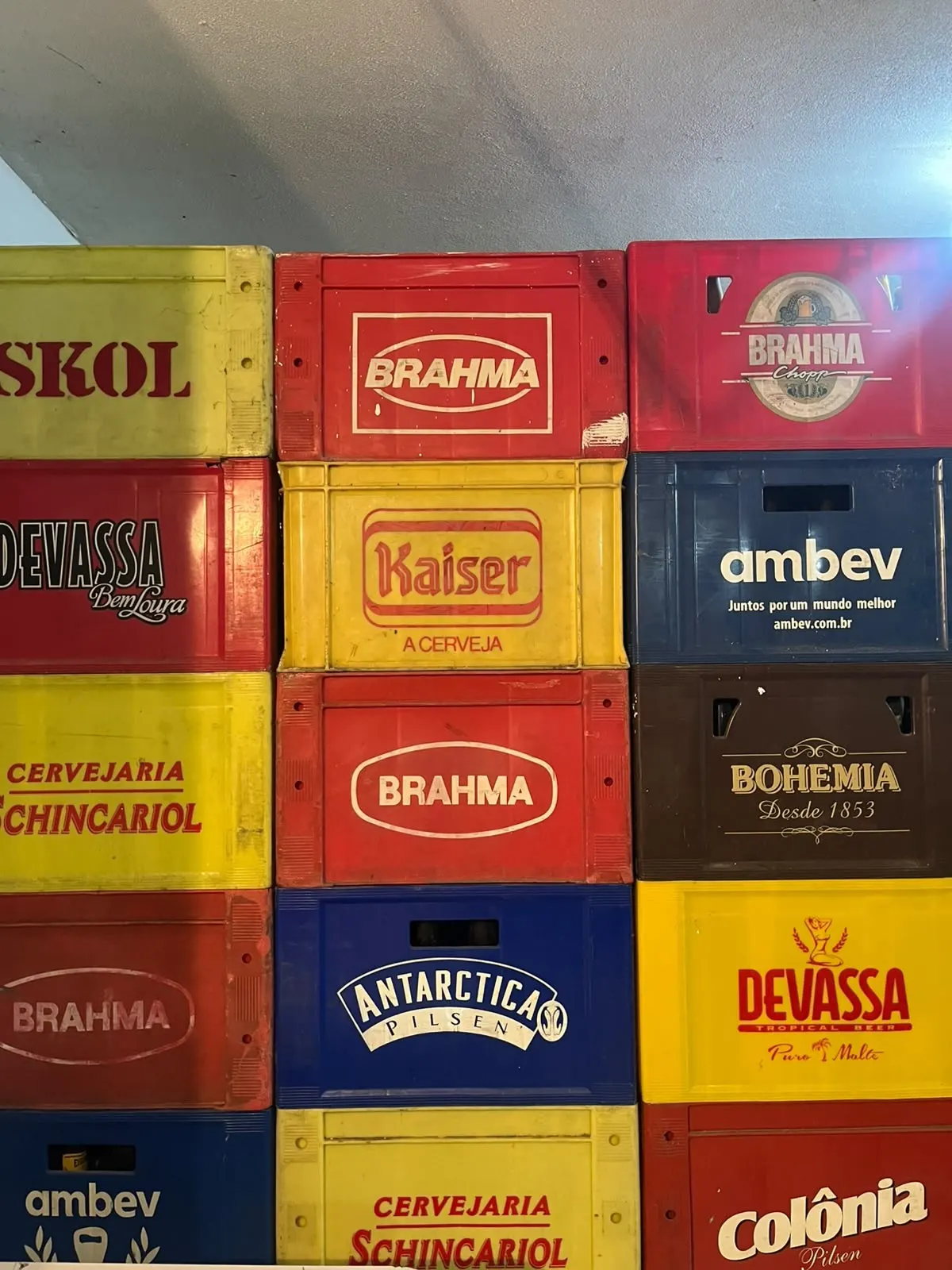 Engradados de cerveja empilhados