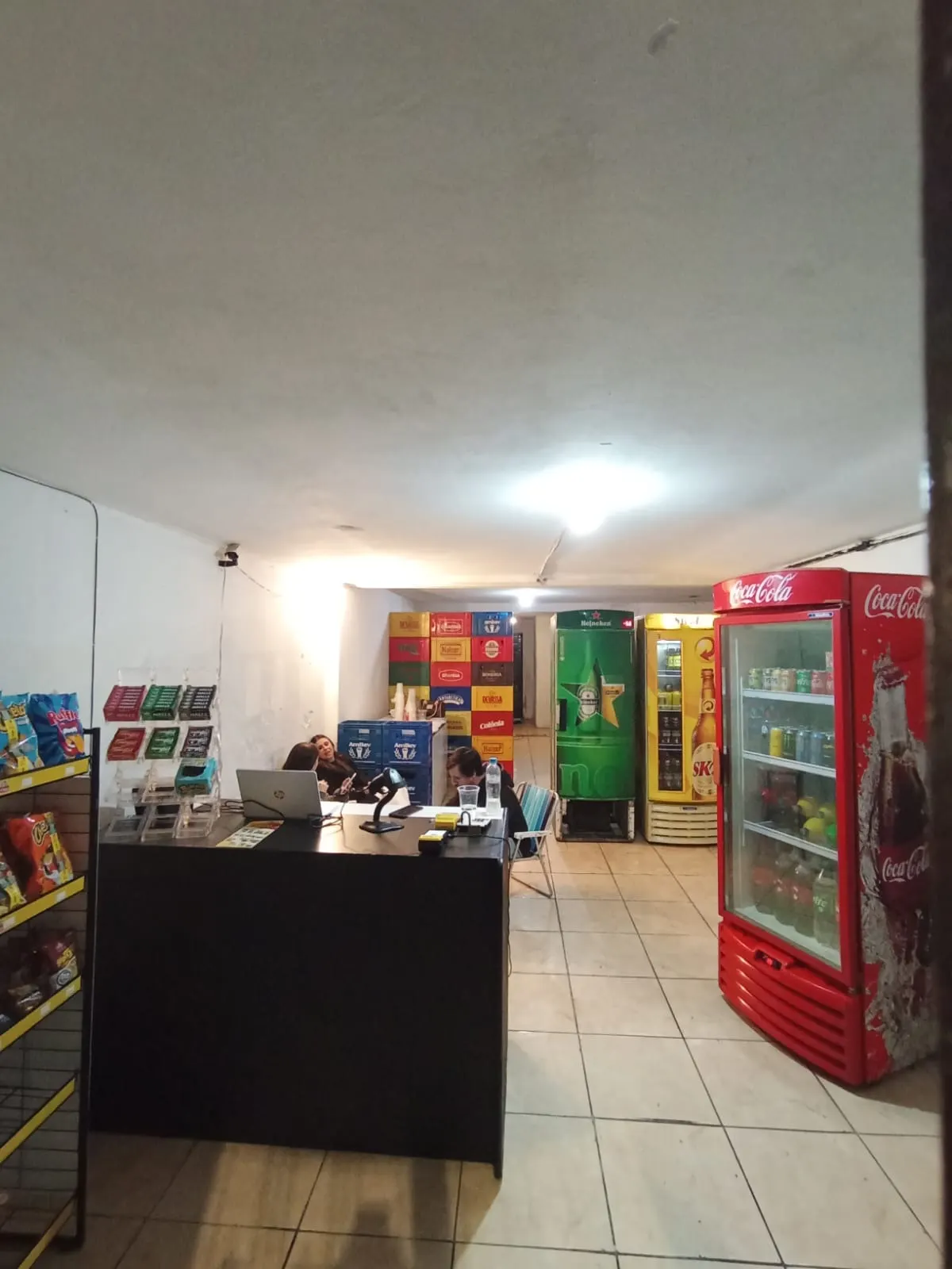 Geladeiras e prateleiras dentro da loja